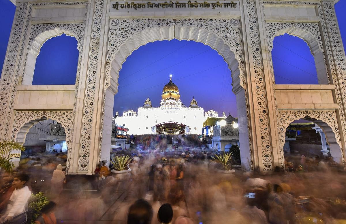 New Delhi: Devotees throng at Bangla Sahib Gurudwara illuminated on the occasion of 550th birth anniversary of Guru Nanak Dev ji, in New Delhi, Friday, Nov. 23, 2018. (PTI Photo/Ravi Choudhary)