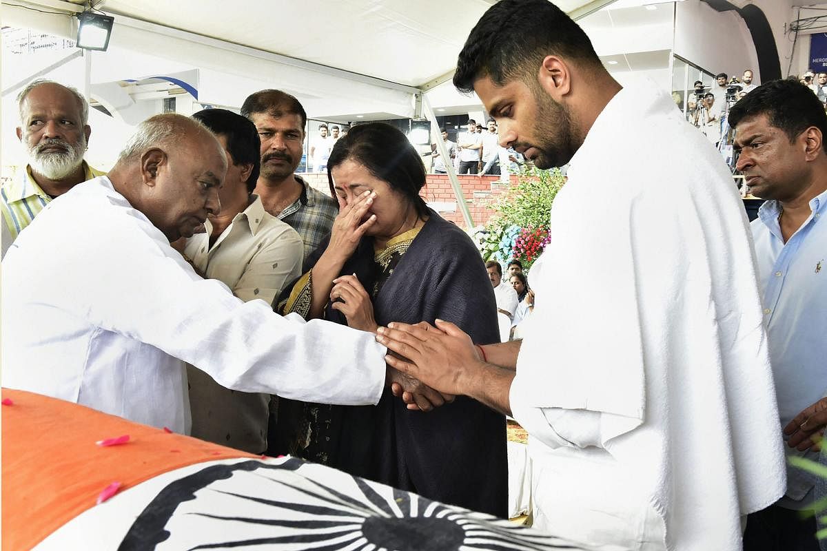 Bengaluru: Former prime minister H D Deve Gowda offers condolences to family members as he pays homage to veteran Kannada actor and politician Ambarish, who passed away in Bengaluru yesterday, at the age of 66, in Bengaluru, Sunday, Nov. 25, 2018. (PTI Photo)