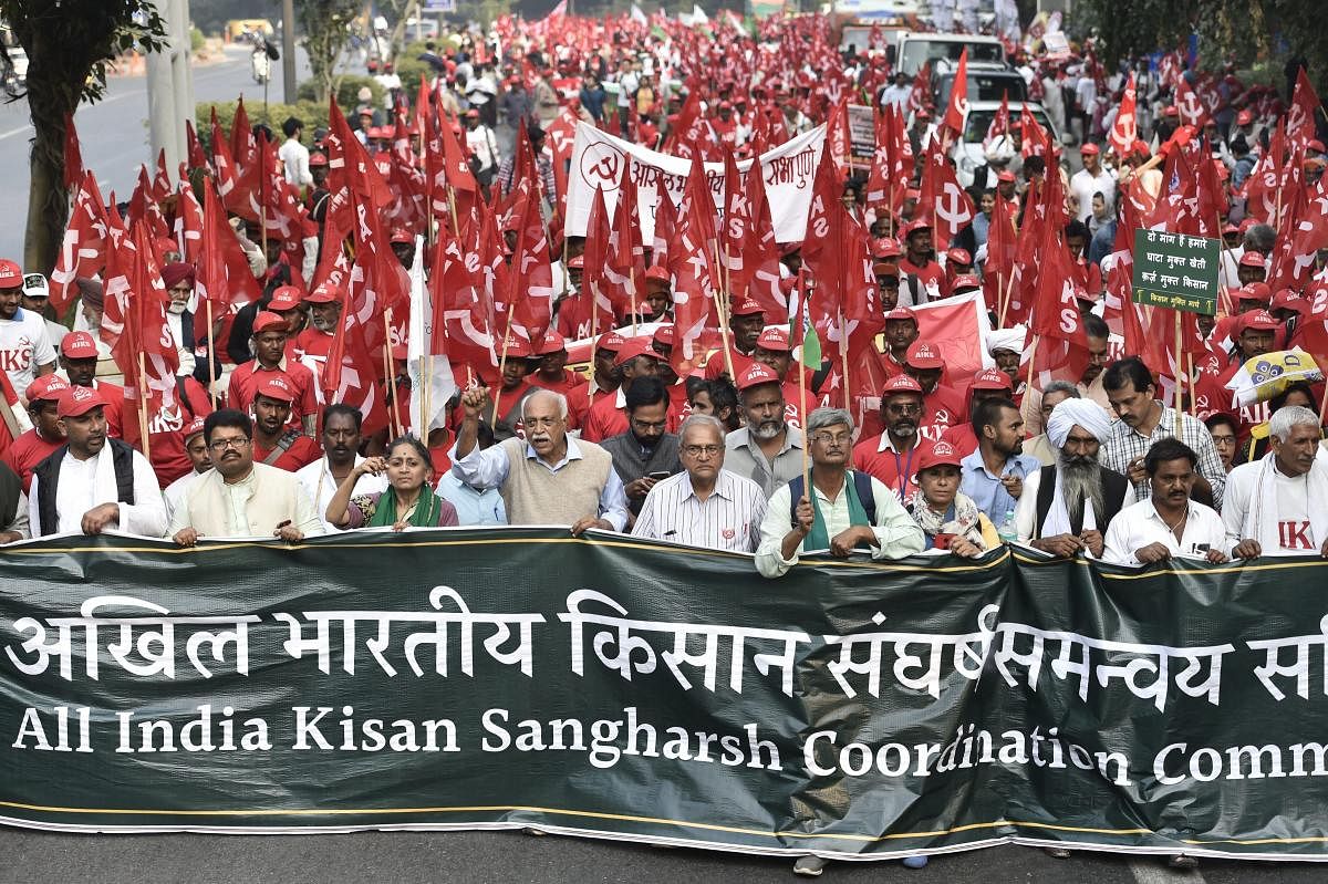 New Delhi: All India Kisan Sangharsh Coordination Committee (AIKSCC) members and farmers arrive for a two-day rally to press for their demands, including debt relief and remunerative prices for their produce, in New Delhi, Thursday, Nov. 29, 2018. (PTI Photo/Ravi Choudhary)
