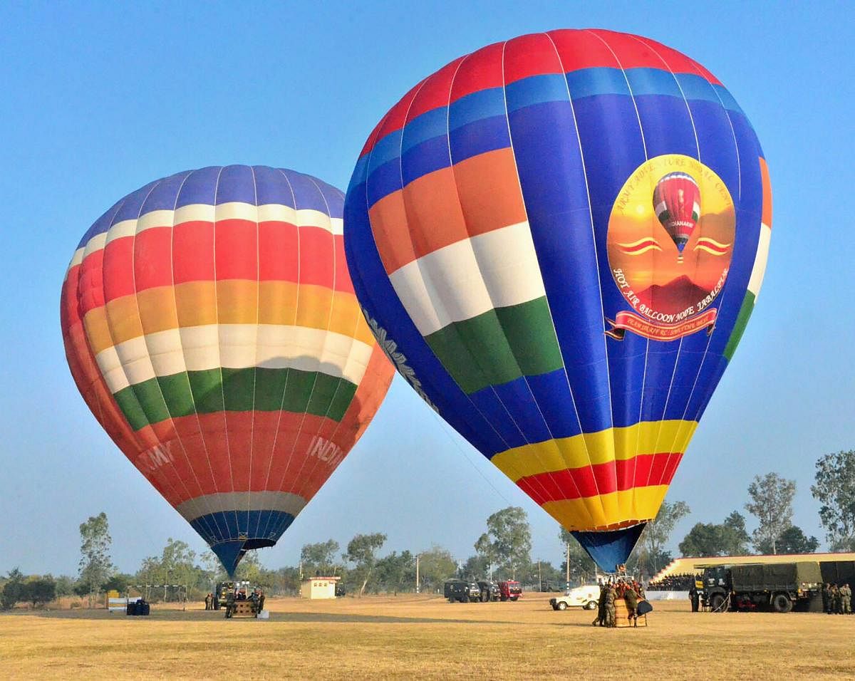 Bhopal: Hot air balloons prior to their launch during trans-India hot air ballooning expedition 'Jai Bharat', from Kashmir to Kanyakumari, in Bhopal, Thursday, Nov. 29, 2018. (PTI Photo)