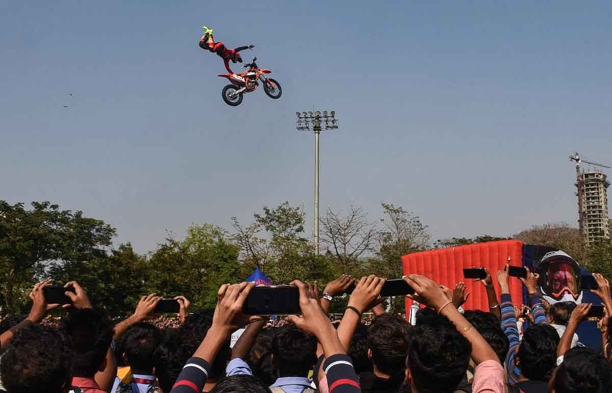 A stuntsman performs as people click his pictures at an event at Nerul in Navi Mumbai, Thursday, Jan 31, 2019. (PTI Photo)