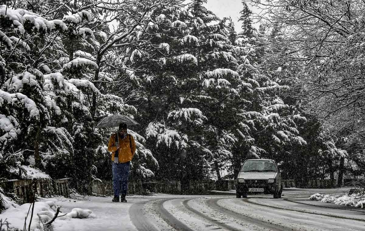 A vehicle moves on a snow-covered road during snowfall in Srinagar, Thursday, January 31, 2019. (PTI Photo)