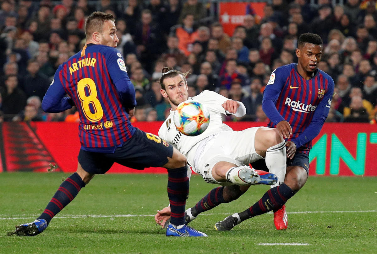 Soccer Football - Copa del Rey - Semi Final First Leg - FC Barcelona v Real Madrid - Camp Nou, Barcelona, Spain - February 6, 2019 Real Madrid's Gareth Bale in action with Barcelona's Nelson Semedo and Arthur REUTERS/Albert Gea
