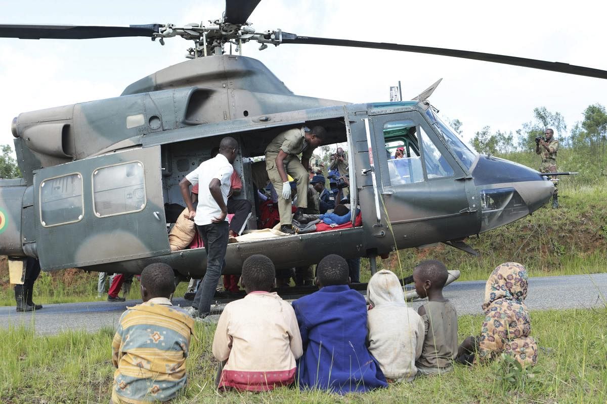 Soldiers and paramedics carry injured survivors from a helicopter in Chimanimani about 600 kilometres south east of Harare, Zimbabwe. Cyclone Idai has killed more than 100 people in Chipinge and Chimanimani and according to residents the figures could be higher because the hardest hit areas are still inaccessible. (AP/PTI Photo)