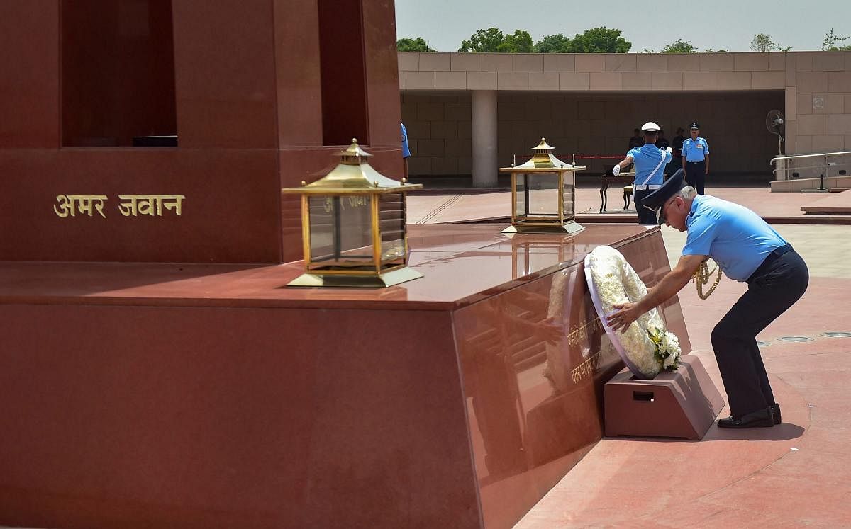 Outgoing Vice-Chief Air Marshal Anil Khosla pays homage to the martyrs at National War Memorial, in New Delhi. (PTI Photo)