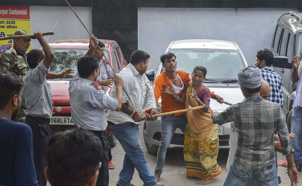 Security personnel clash with protesting family members of a child who died of Acute Encephalitis Syndrome (AES), at a hospital in Muzaffarpur, Tuesday, June 25, 2019. (PTI Photo)