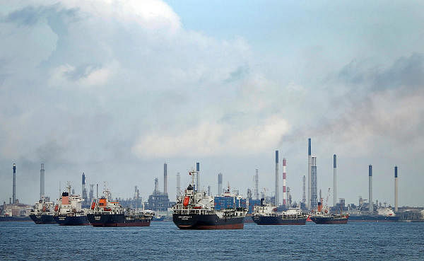 Ships are seen anchored in front of a refinery on Singapore's Bukom Island on the Malacca Strait. (Reuters Photo)