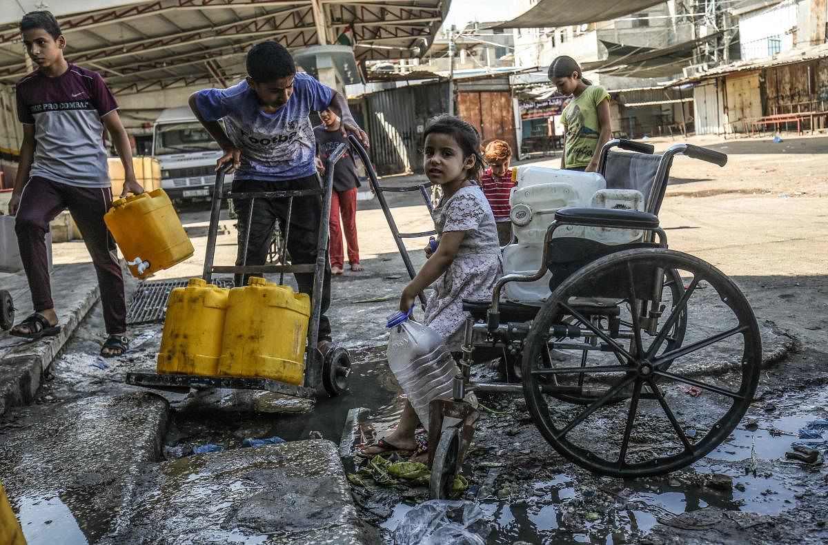 Palestinian children fill jerricans with drinking water from public taps at a refugee camp in Rafah in the southern Gaza Strip. An internal ethics report has alleged mismanagement and abuses of authority at the highest levels of the UN agency for Palestinian refugees even as the organisation faced an unprecedented crisis after US funding cuts. Lacking natural resources, the Gaza Strip suffers from a chronic shortage of water, electricity and petrol. More than two-thirds of the population depends on humanitarian aid. (Photo AFP)