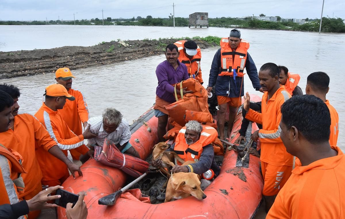 NDRF crew rescues bridge construction workers from flooding in Hubli. (DH Photo)