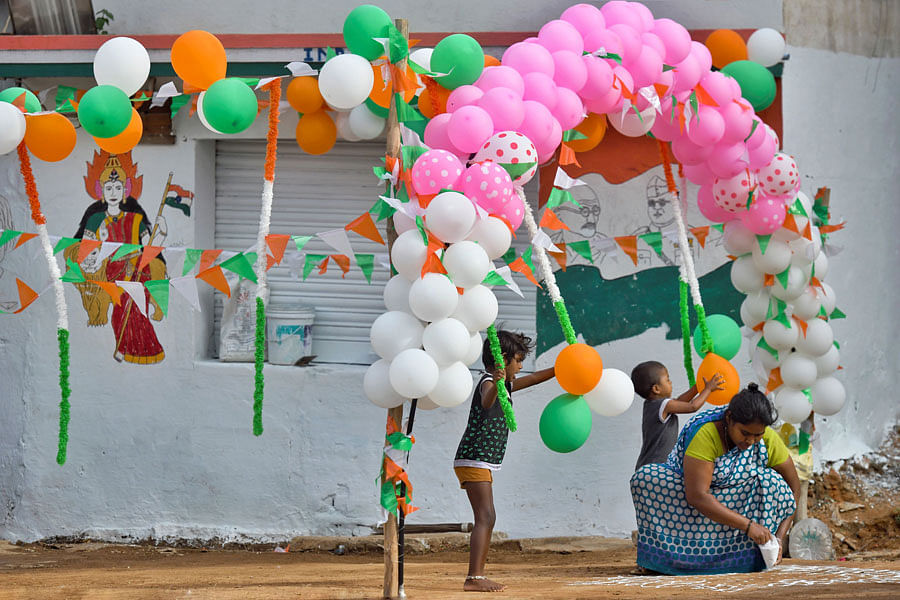 A woman decorates a sidewalk to celebrate India's 73rd Independence Day, which marks the of the end of British colonial rule, in Bangalore on August 15, 2019. (Photo: AFP)