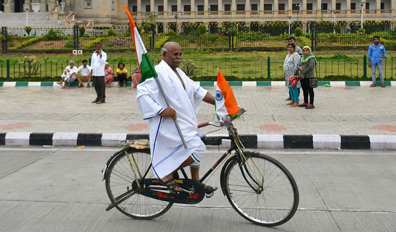 An elderly man impersonating Indian freedom fighter Mahatma Gandhi during the India's 73rd Independence Day, in front of the Vidhana Soudha in Bangalore on August 15, 2019. (Photo: AFP)