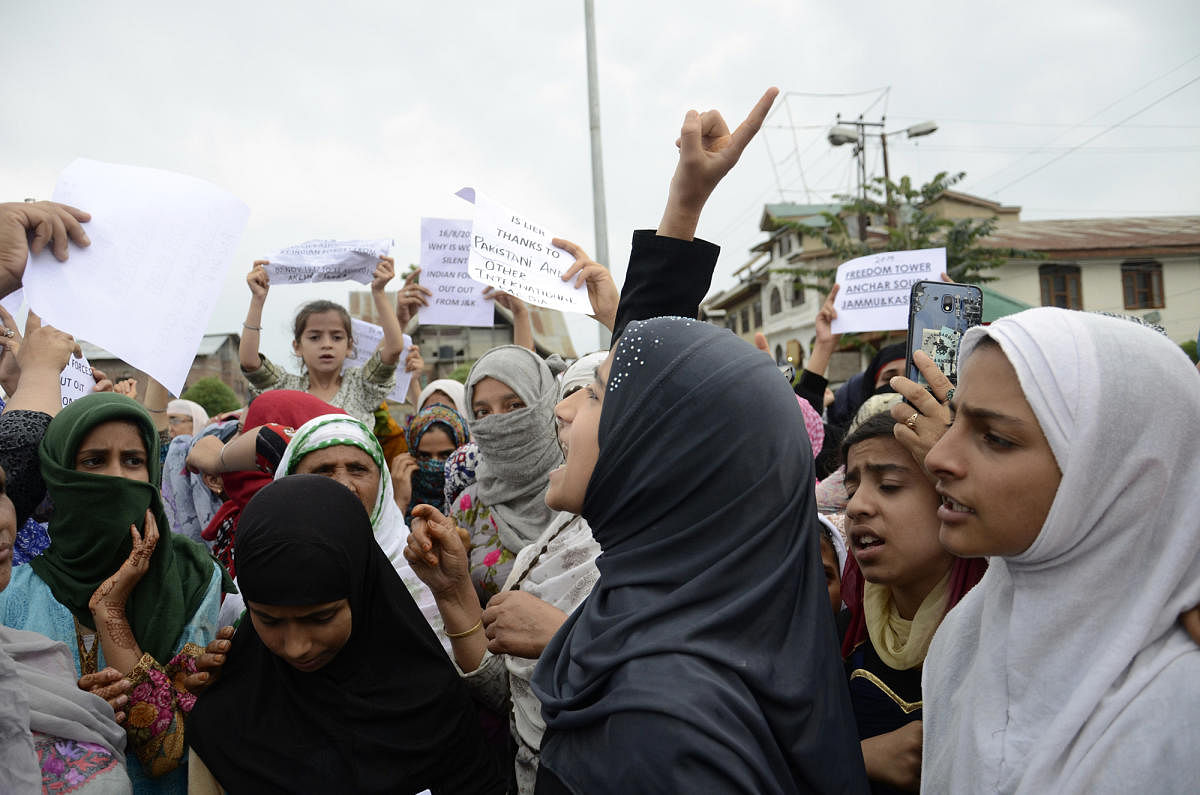 Protesters shout slogans at a rally against the Indian government's move to strip Jammu and Kashmir of its autonomy and impose a communications blackout, in Srinagar on August 16, 2019. (Photo by STR / AFP)