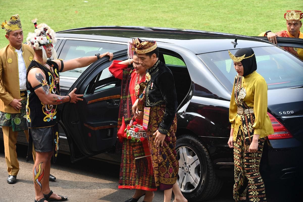Indonesian President Joko Widodo (centre R) and first lady Iriana Joko Widodo (centre L) attend a ceremony to celebrate Indonesia's 74th Independence Day at the presidential palace in Jakarta on August 17, 2019. (Photo by ADEK BERRY / AFP)