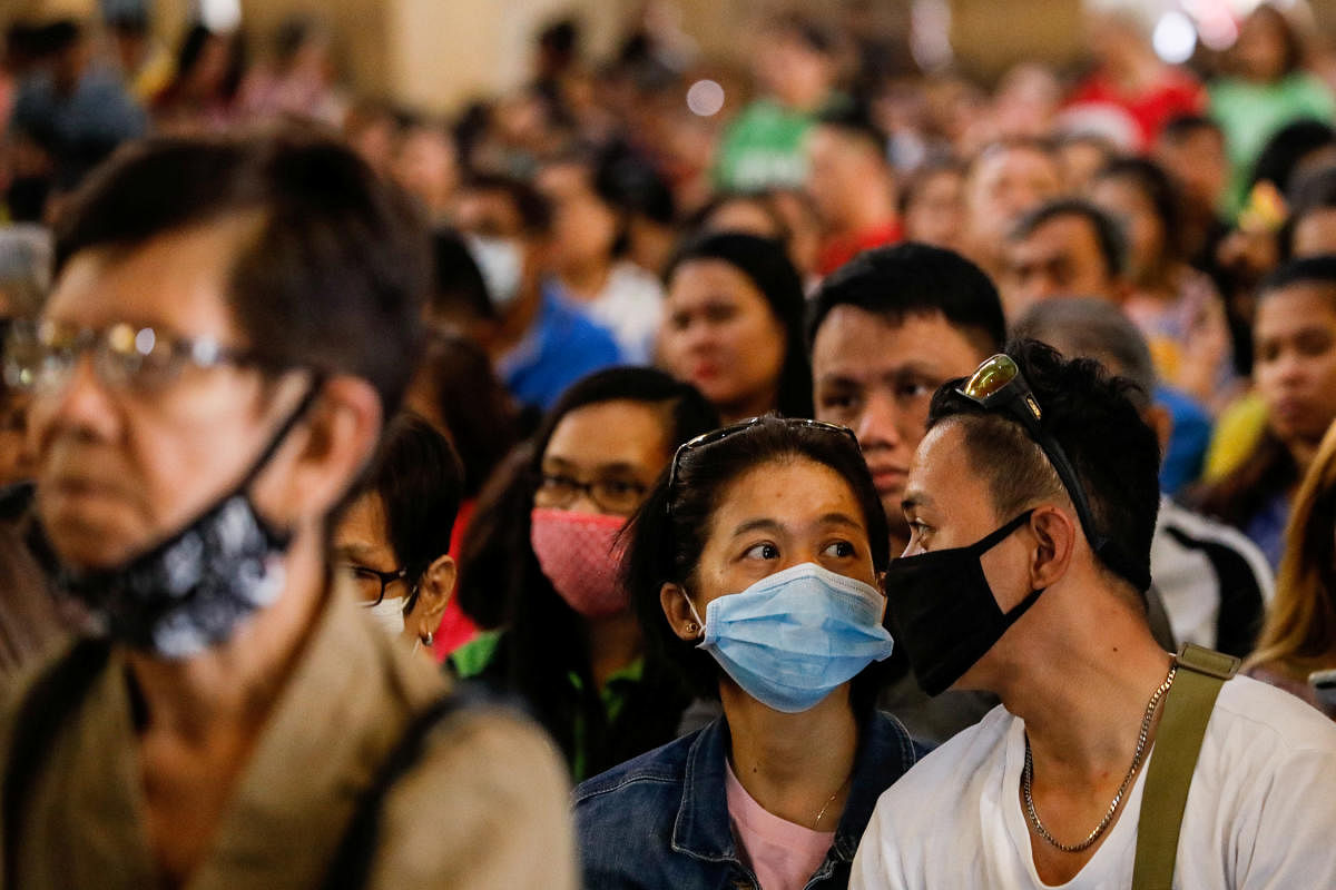 Filipino Catholics wearing protective masks attend mass on Ash Wednesday amid coronavirus scare, at the National Shrine of Our Mother of Perpetual Help, Paranaque City, Metro Manila, Philippines, February 26, 2020. (Reuters photo)