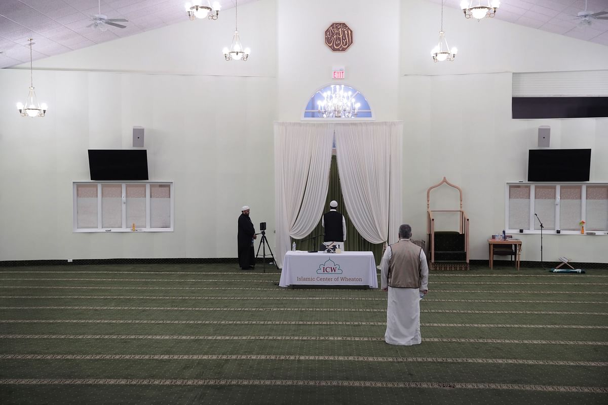 APRIL 24: Worshippers prepare for evening prayer in celebration of Ramadan at the Islamic Center of Wheaton. (AFP Photo)