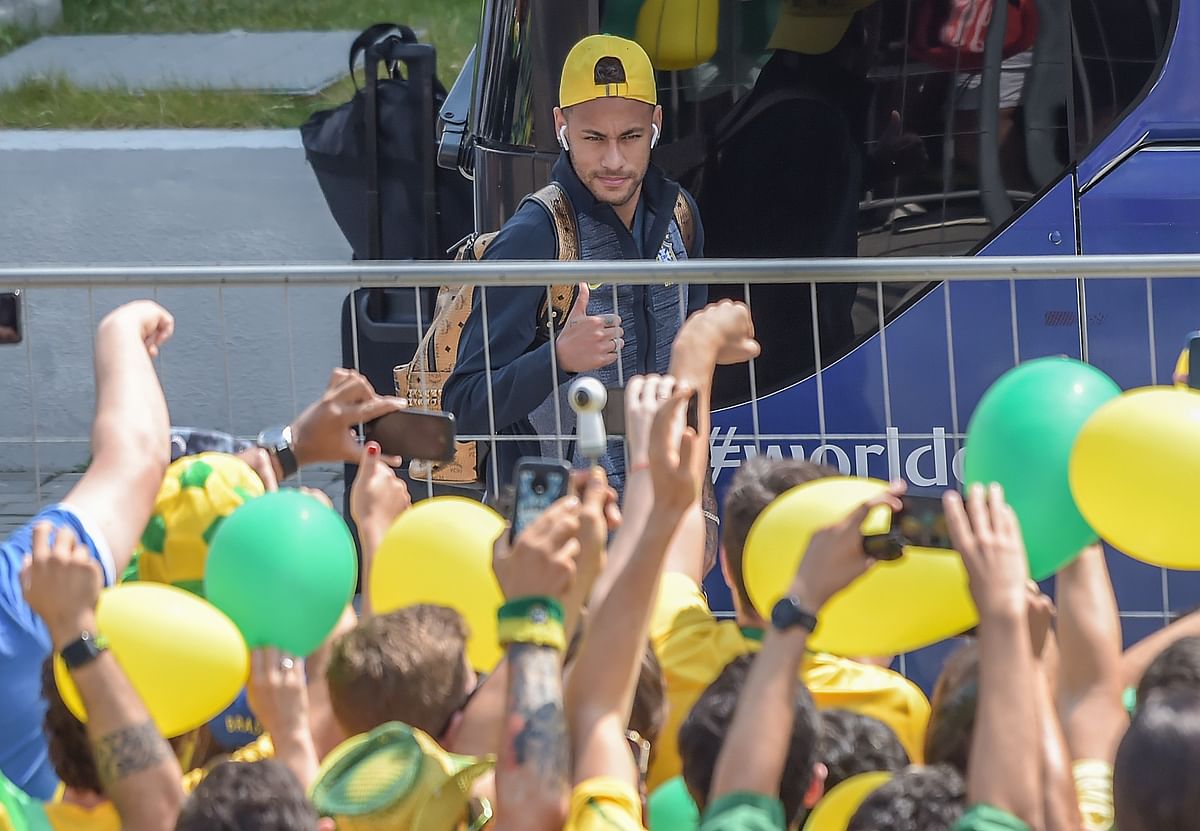 Fans cheer as Brazil's forward Neymar gives a thumbs up upon his arrival with teammates at Mirage Hotel in Kazan for their Russia 2018 World Cup round of 8 football match against Belgium. Credit: LUIS ACOSTA / AFP