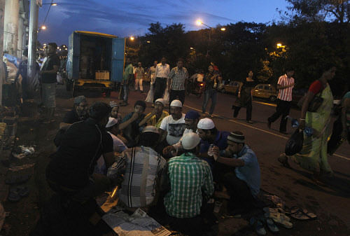 Vendors eat their iftar meal as they break fast along a roadside during  Ramadan in Kolkata July 22, 2013. Picture taken July 22, 2013.  REUTERS