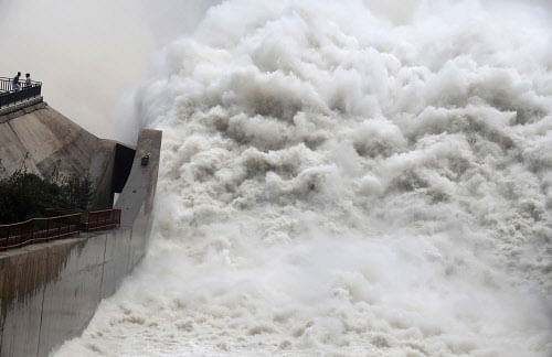 Water gushes through the Xiaolangdi Dam as flood is discharged on the  Yellow River in Luoyang, Henan province, July 23, 2013. REUTERS