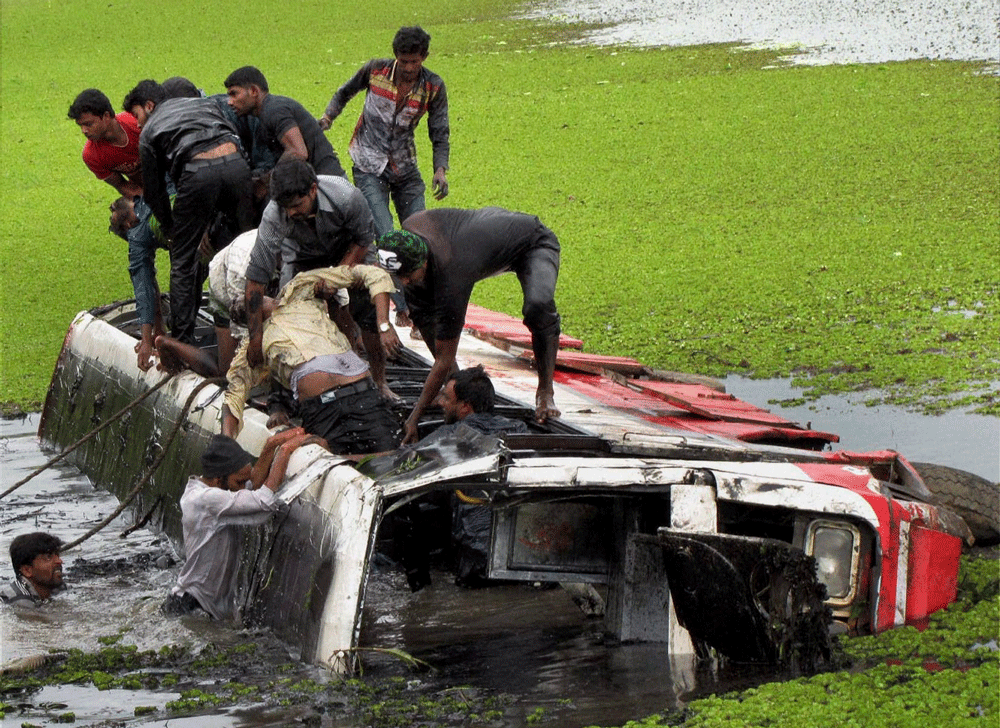 Rescuers pull out victims after a Karnataka State Road Transport Corporation (KSRTC) bus fell into the Vishnusamudra Lake near Belur, Karnataka on Tuesday. PTI Photo