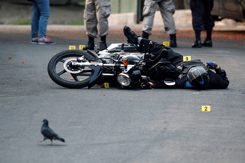 Police investigators collect evidence at a crime scene where a private securuty guard was purported killed by gang members, as the government undertakes steadily stricter measures to prevent the spread of the coronavirus. (Reuters Photo)
