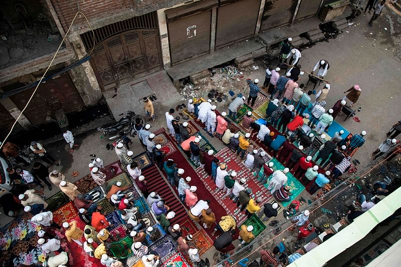 Muslim devotees offer Friday prayers outside a mosque following sectarian riots over India's new citizenship law, at Chand Bagh area in New Delhi. (AFP Photo)