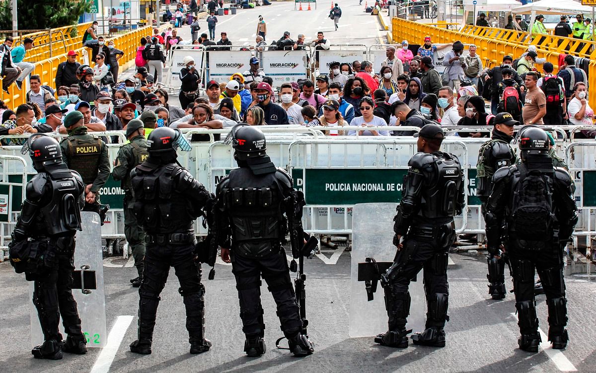 Colombian citizens wait to enter Colombia. (Credit: AFP)