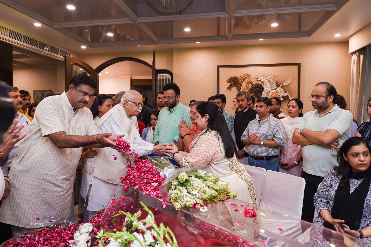 Veteran BJP leader LK Advani consoles family members of former finance minister and BJP leader Arun Jaitley, at Greater Kailash, New Delhi, Saturday, on Aug 24, 2019. (PTI Photo/Atul Yadav)