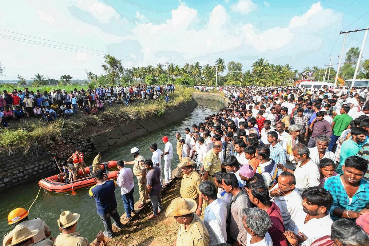 Mandya: Fire fighters and locals carry out rescue operation after a bus fell into a canal in Mandya district of Karnataka, Saturday, Nov. 24, 2018. According to the police, a private bus carrying passengers, mostly schoolchildren, fell into a canal killing at least 25 people. (PTI Photo)