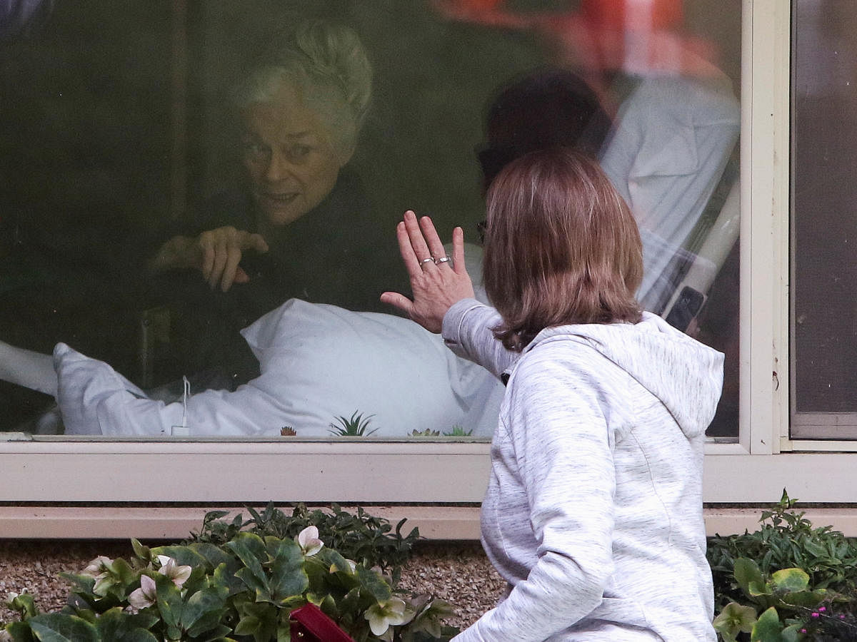 Lori Spencer visits her mom Judie Shape, 81, who Spencer says has tested positive for coronavirus, at Life Care Center of Kirkland, the Seattle-area nursing home at the epicenter of one of the biggest coronavirus outbreaks in the United States. (Reuters photo)