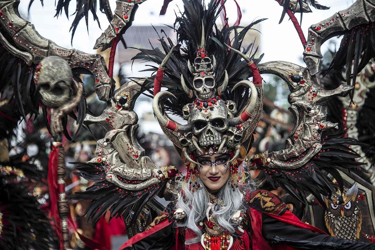 An Indonesian model displaying during the Jember Fashion Carnaval (JFC) in Jember. (AFP Photo)