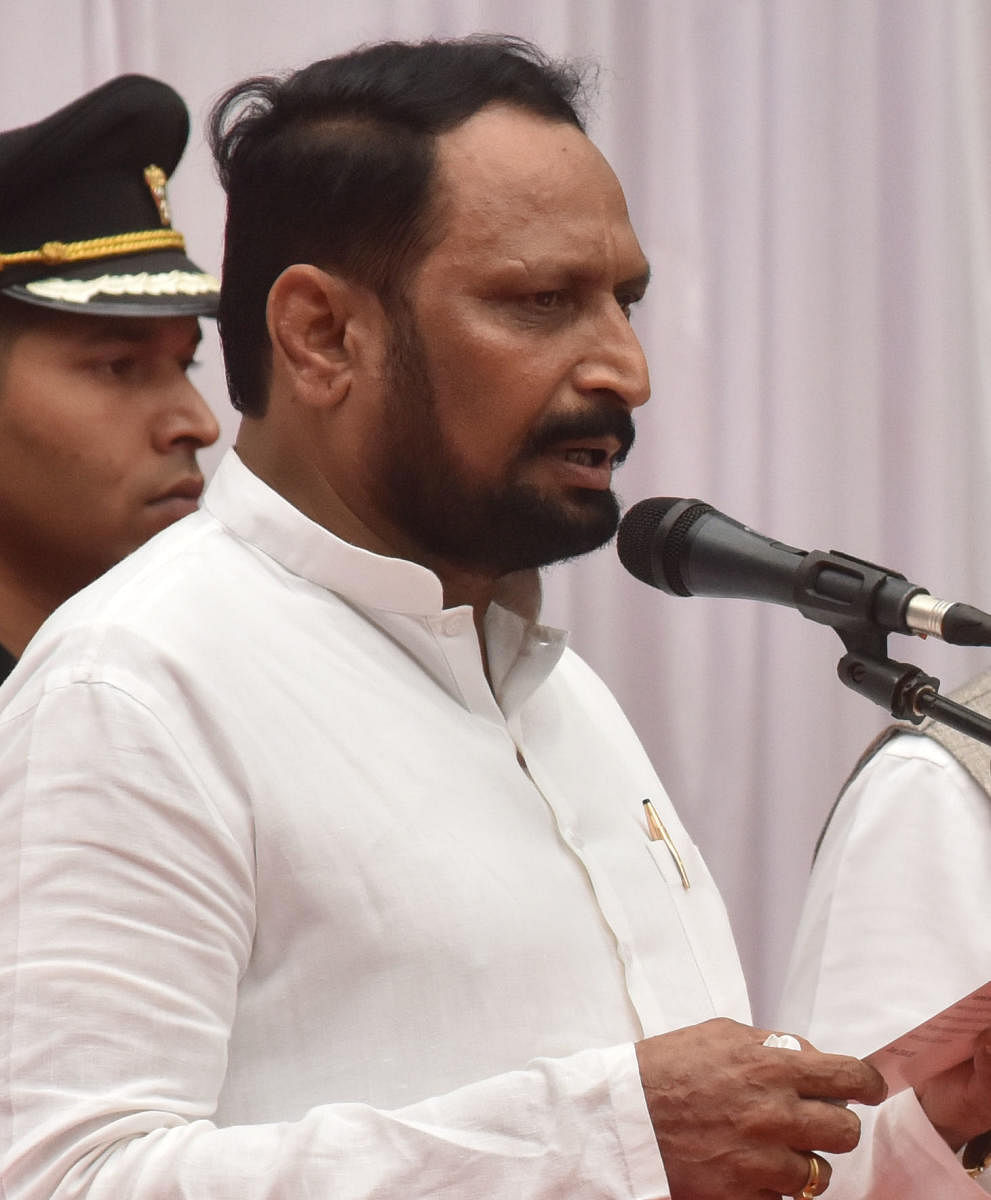 Laxman Sangappa Savadi takes oath as a minister
