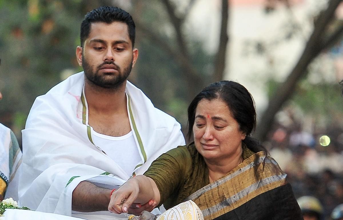 Bengaluru: Wife Sumalatha and son Abhishek pay their last respects to the veteran Kannada actor and politician Ambarish during his funeral ceremony in Bengaluru, Monday, Nov. 26, 2018. The actor passed away Sunday at the age of 66. (PTI Photo/Shailendra Bhojak)