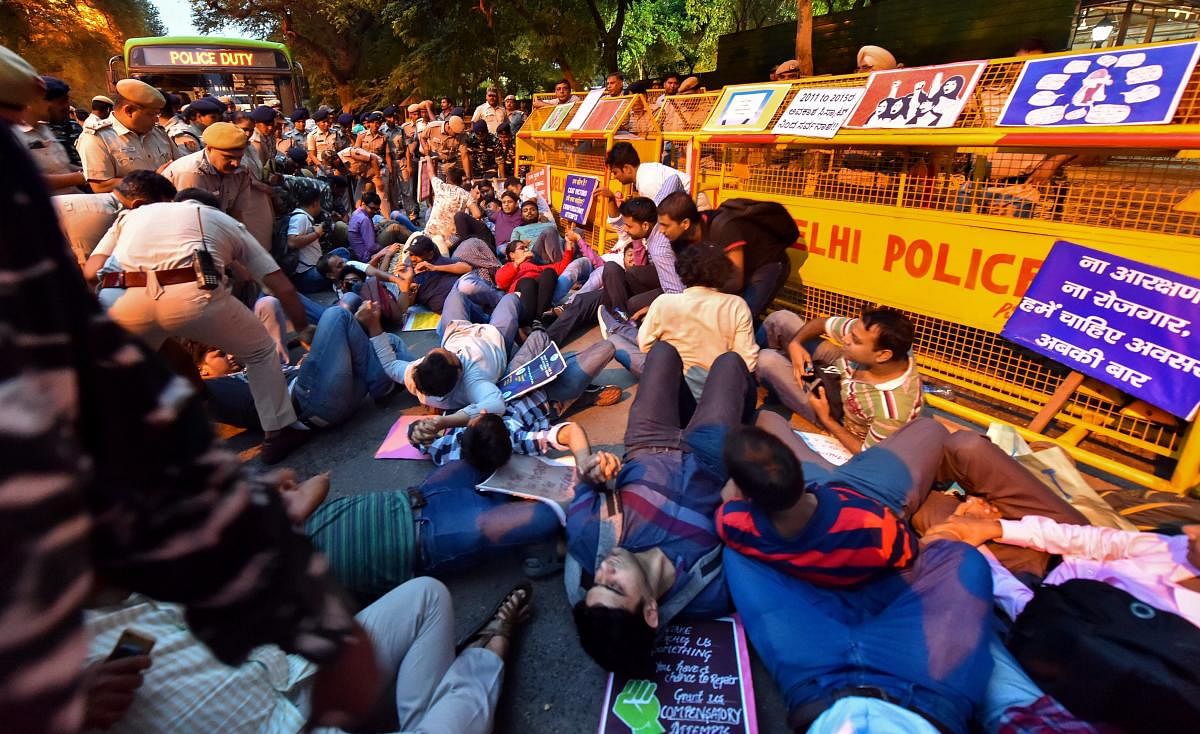 New Delhi : Policemen detain Civil services aspirants during their protest outside BJP President Amit Shah's residence, in New Delhi, Sunday, Sept 23, 2018. (PTI Photo/Kamal Kishore)