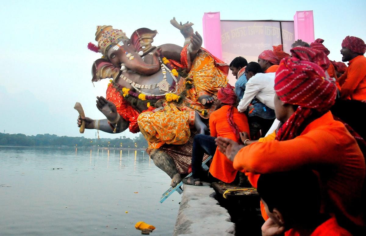 Nagpur: Devotees carry an idol of Lord Ganesh to be immersed into Futala Lake on the last day of Ganesh Chaturthi festival, in Nagpur, Sunday, Sept 23, 2018. (PTI Photo)