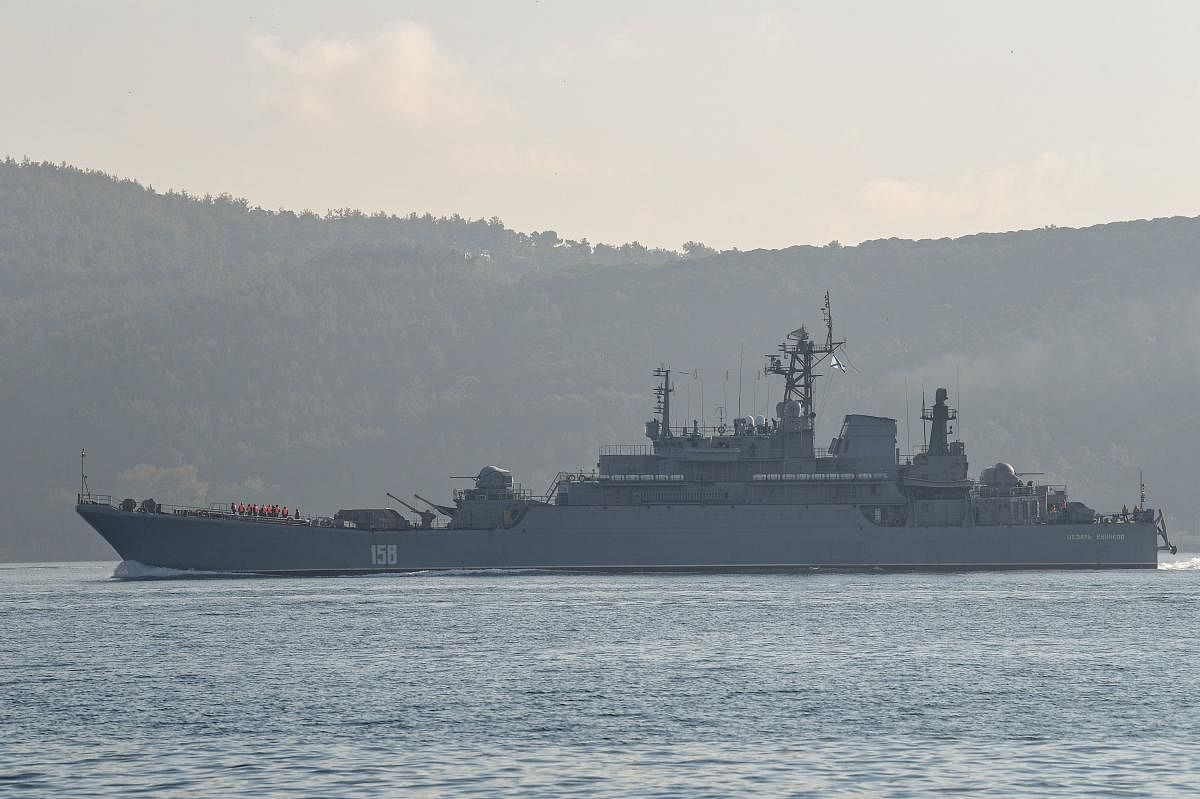 Russian warship BSF Tsezar Kunikov 158 sails through the Bosphorus Strait off the coast of the city of Istanbul on her way to the Black Sea as its returns from the port of Tartus, western Syria on September 26, 2019. (Photo by Ozan KOSE / AFP)
