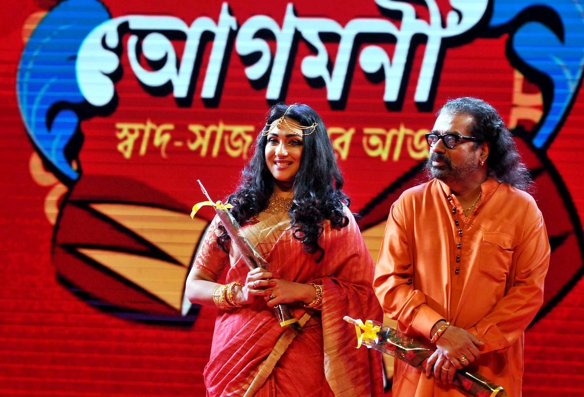 Singer Hariharan and National Award winner actress Rituparna Sengupta during a promotional event for the Durga puja festival,in Kolkata. (PTI photo)