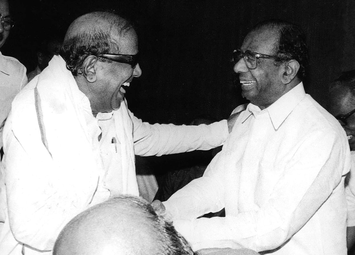 Then Tamil Nadu Chief Minister M Karunanidhi shares a lighter moment with Karnataka Chief Minister Veerendra Patil in New Delhi before a meeting on the Cauvery water dispute in September 1990. Credit: DH/PV Archives