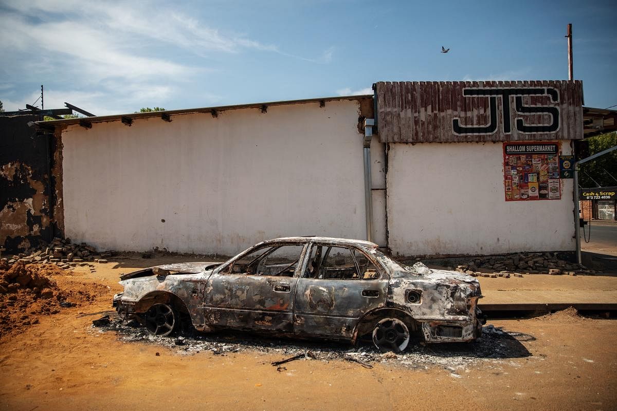 A burned car is seen in Johannesburg suburb of Malvern, in Johannesburg, on September 4, 2019, after South Africa's financial capital was hit by a new wave of anti-foreigner violence. (Photo by Michele Spatari / AFP)