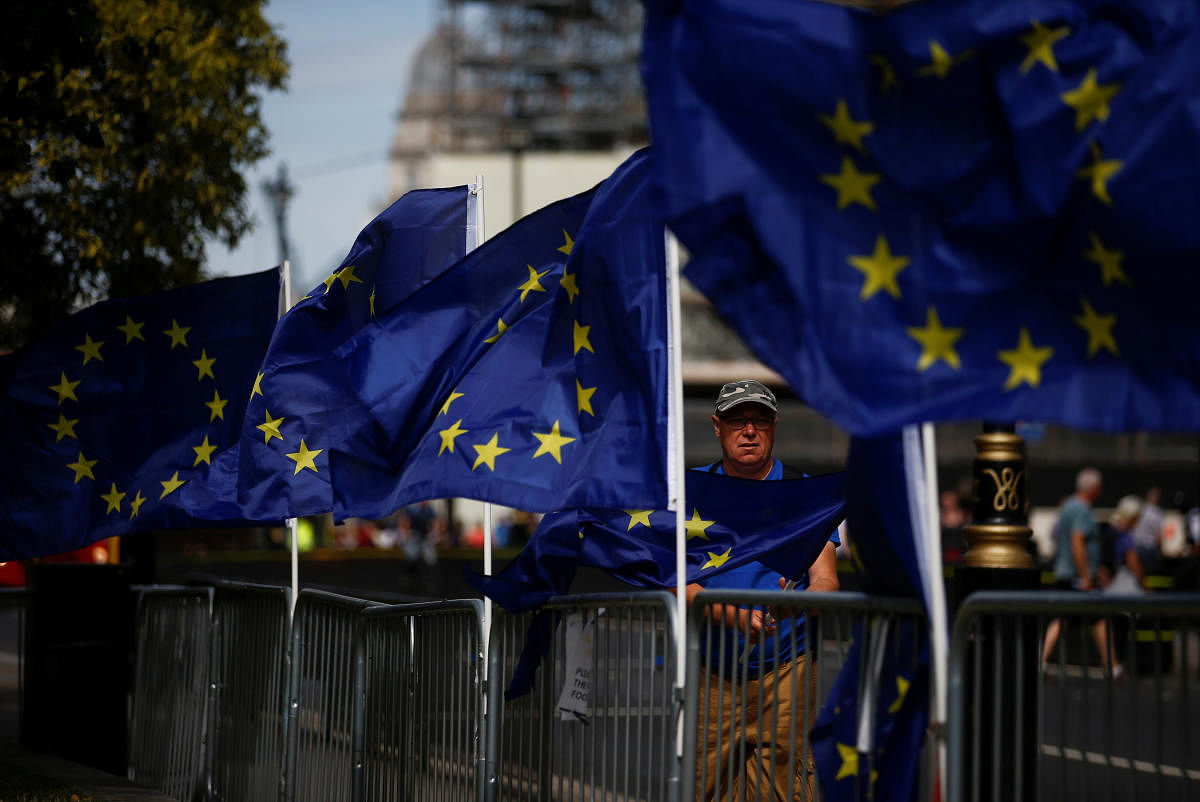 An anti-Brexit protestor attaches the EU flags to the fence of the Houses of the Parliament in London, Britain August 28, 2019. (REUTERS/Henry Nicholls)