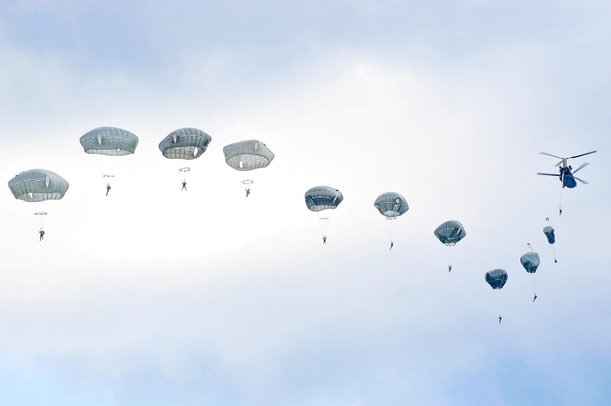 U.S. Army paratroopers participate in an airborne proficiency jump at Bunker Drop Zone in Grafenwoehr Training Area, Bavaria, Germany, August 14, 2019. (Photo: Reuters File Photo)
