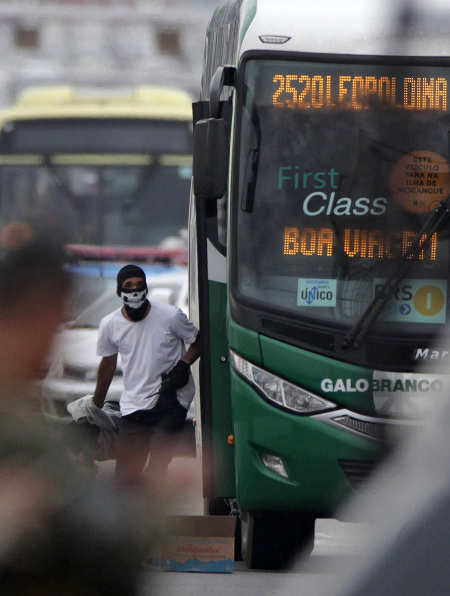 Picture released by Agencia o Dia showing the gunman who hijacked a bus with around 31 passengers, before he was shot dead by police, in Rio de Janeiro, Brazil, on August 20, 2019. (Photo by AFP)