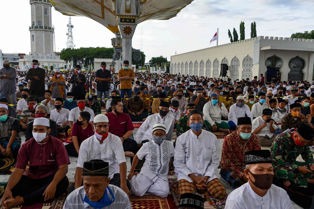Indonesians attend an Eid al-Fitr prayer, marking the end of the Muslim holy month of Ramadan, at Baiturrahman grand mosque in Banda Aceh. (AFP Photo)
