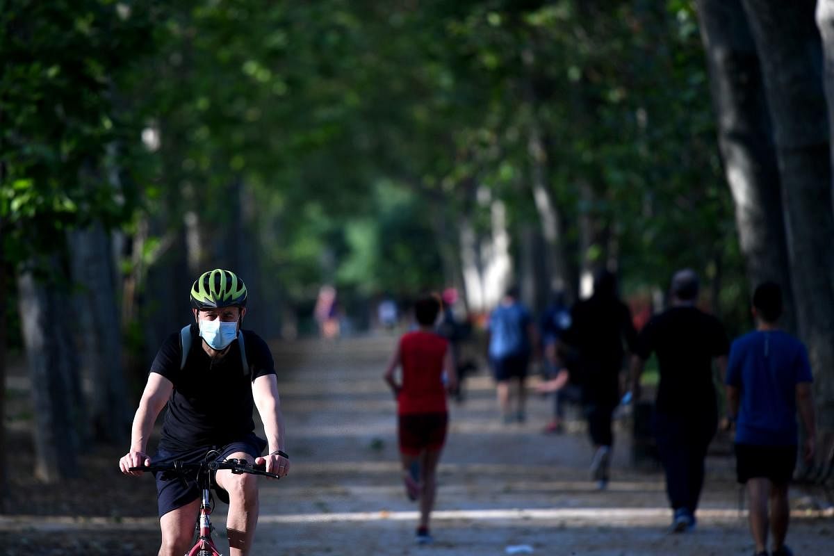 People exercise at the Retiro Park in Madrid on May 25, 2020 as the gates of the capital's parks reopen as coronavirus lockdown measures will finally be eased for people in Madrid and Barcelona. (AFP Photo)