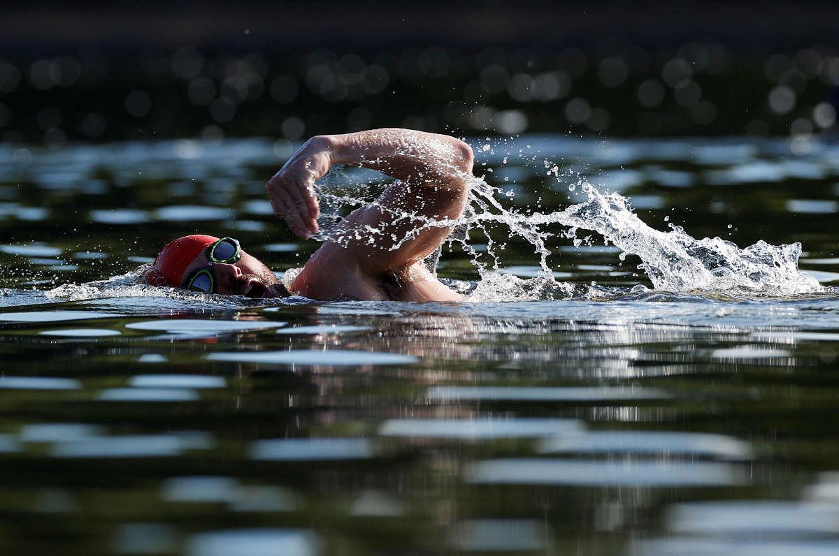 A swimmer swims in The Serpentine in Hyde Park, following the outbreak of the coronavirus disease (COVID-19), London, Britain, May 26, 2020. (Reuters photo)