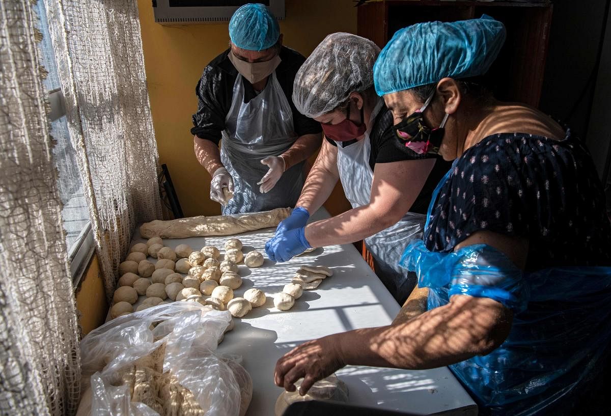 Volunteers prepare lunch at a soup kitchen in La Pintana neighborhood, Santiago. (AFP Photo)