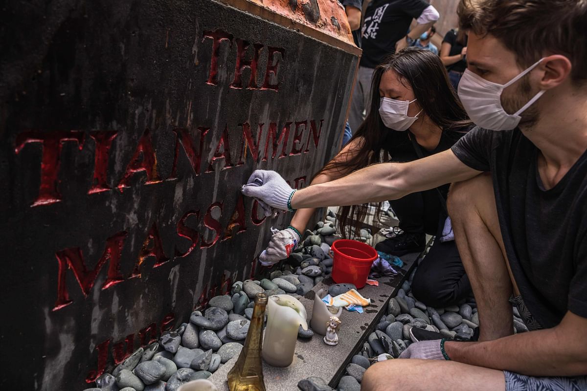 University students clean the Pillar of Shame, a statue by Danish artist Jens Galschiot to remember the victims of the 1989 Tiananmen crackdown in Beijing. (AFP Photo)