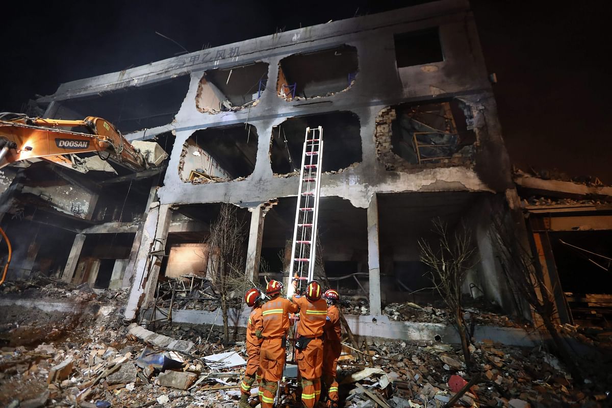 Rescuers searching for survivors in a building damaged by a tanker explosion near Wenling, in China's eastern Zhejiang province. Credits: Reuters Photo