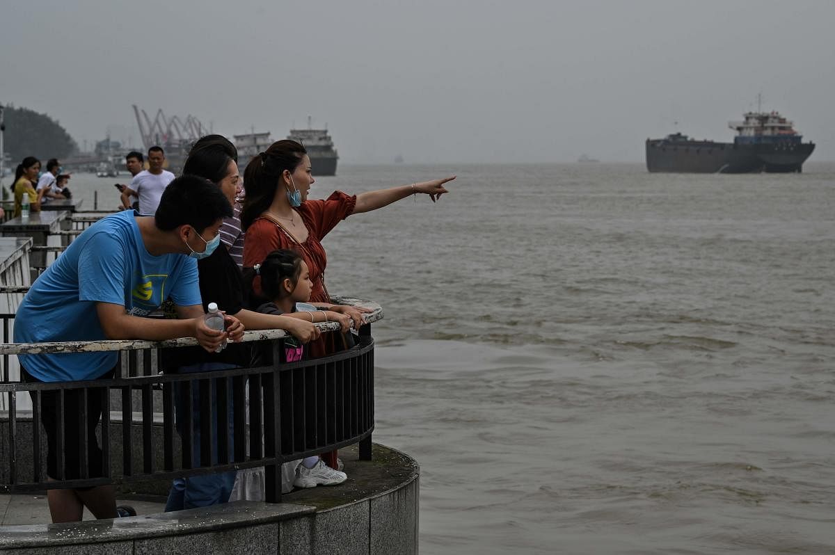 Residents look at the swollen Yangtze River in Jiujiang in China's central Jiangxi province. Credits: AFP/PTI