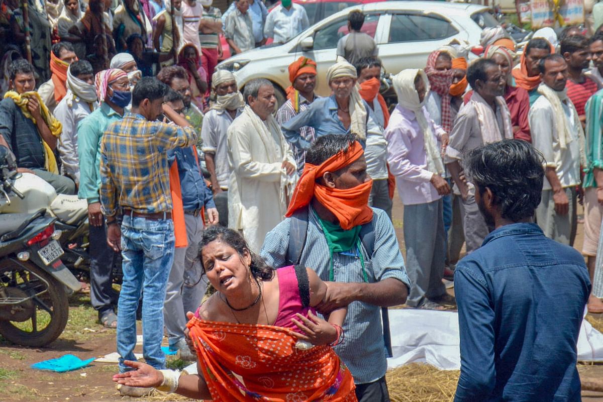 Kins mourn during the cremation of a family which was allegedly murdered due to mutual rivalry, at Maneri village in Jabalpur. Credits: PTI Photo
