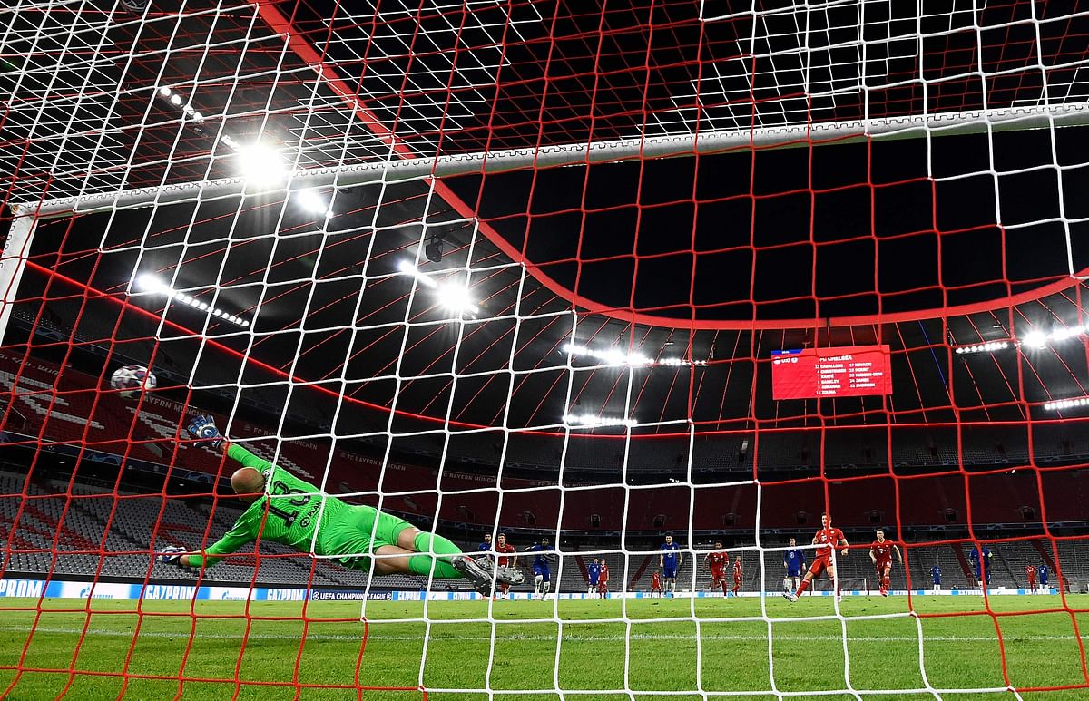 Bayern Munich's Polish forward Robert Lewandowski shoots and score a penalty kick during the UEFA Champions League, second-leg round of 16, football match FC Bayern Munich v FC Chelsea in Munich, southern Germany on August 8, 2020. Credit: AFP